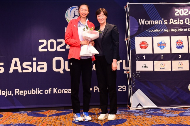 1일 2024 KOVO 여자부 아시아쿼터 드래프트에서 장위(왼쪽)와 페퍼저축은행 장소연 감독. /사진=한국배구연맹