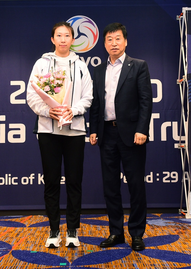 1일 2024 KOVO 여자부 아시아쿼터 드래프트에서 천신통(왼쪽)와 김호철 IBK 기업은행 감독. /사진=한국배구연맹