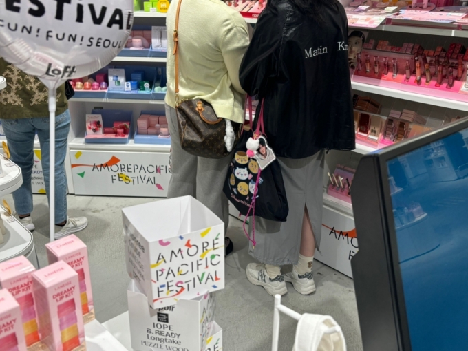 도쿄 시부야 로프트 매장에서 마뗑킴 자켓을 입고 한국 뷰티 제품을 살펴보고 있는 일본 10대의 모습. /사진=하수민기자 