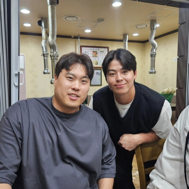 류현진(왼쪽)이 4월 30일 대전 SSG전에서 KBO 리그 통산 100승을 달성한 후 저녁 식사 자리에서 노시환과 사진을 찍고 있다. /사진=류현진 소속사 99코퍼레이션 제공