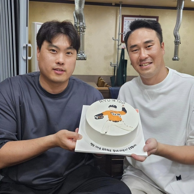 류현진(왼쪽)이 4월 30일 대전 SSG전에서 KBO 리그 통산 100승을 달성한 후 연 저녁식사 자리에서 장민재와 케이크를 들고 사진을 찍고 있다. /사진=류현진 소속사 99코퍼레이션 제공