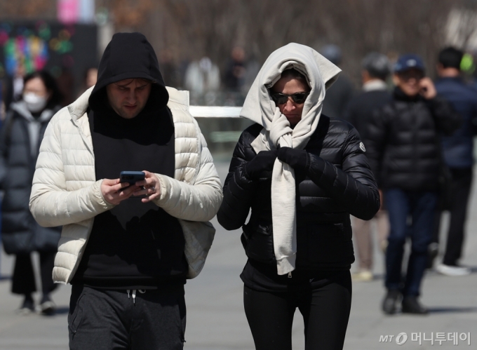 맑고 쌀쌀한 날씨. 서울 종로구 광화문광장에서 외국인들이 두꺼운 외투를 입고 걸어가고 있다.  /사진=뉴스1