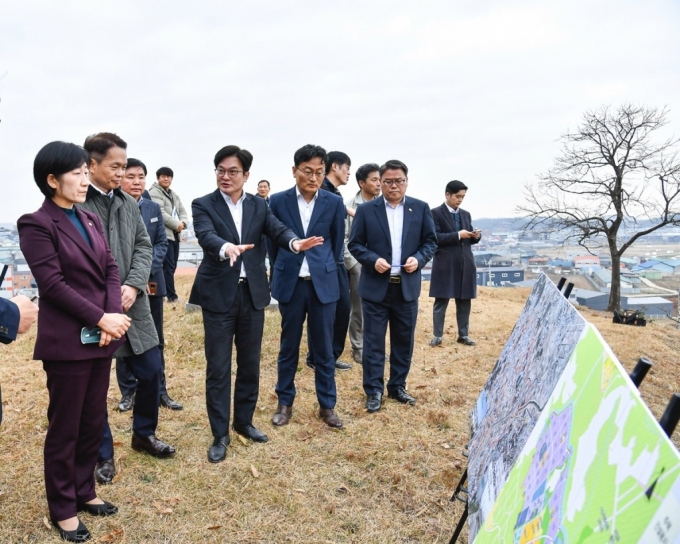 김병수 김포시장과 중앙부처 관계자들이 거물대리에 조성할 환경재생 혁신복합단지를 살펴보고 있다./사진제공=김포시
