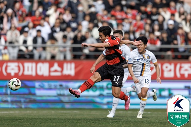 정재희(왼쪽). /사진=한국프로축구연맹 제공