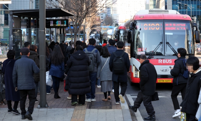 올 초 서울 중구 '남대문세무서, 서울백병원' 정류소(중앙버스전용차로)에서 승객들이 버스를 기다리고 있다 /사진=뉴시스 