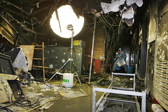 2012년 5일 5일 오후 8시50분쯤 부산 부산진구 부전동 한 노래방에서 화재가 발생해 손님 9명이 숨지고, 25명이 부상을 입었다. 사진은 화재 현장 모습./사진=뉴스1