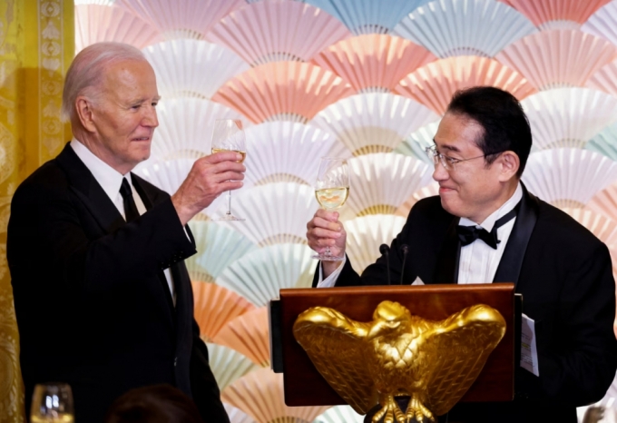 조 바이든 미국 대통령(왼쪽)과 기시다 후미오 일본 총리가 4월9일(현지시간) 백악관에서 열린 국빈반찬에서 건배하고 있다. /로이터=뉴스1