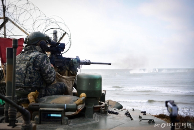 훈련 중인 장병이 K-6 중기관포 사격하는 모습. 기사와 무관 /사진=해병대사령부 제공