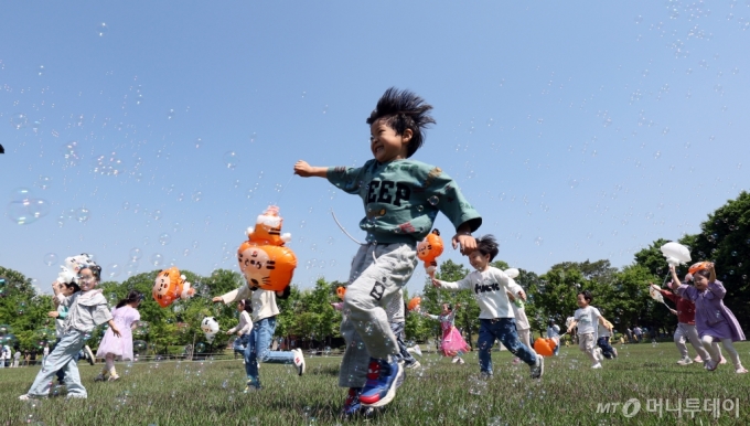 서울 송파구 올림픽공원 한성백제박물관에서 지난 2일 열린 어린이날 맞이 야외 학습에서 어린이들이 뛰어 놀며 즐거운 시간을 보내고 있다. /사진=뉴스1 