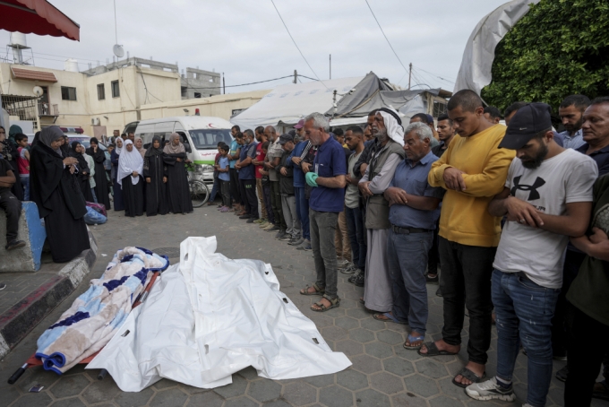 2일(현지시각) 가자지구 데이르 알발라의 알아크사 병원에서 팔레스타인인들이 이스라엘의 공습으로 숨진 희생자들의 시신을 앞에 두고 기도하고 있다./AP=뉴시스