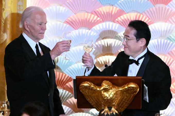 조 바이든 미국 대통령이 10일(현지시각) 워싱턴 백악관에서 열린 국빈 만찬서 기시다 후미오 일본 총리와 건배를 하고 있다.  /AFPBBNews=뉴스1 