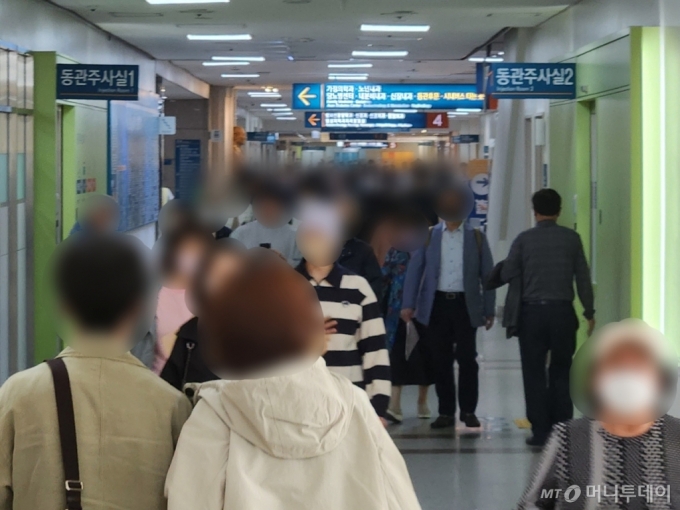 환자와 보호자들이 3일 서울 송파구 서울아산병원에서 진료를 위해 이동하고 있다./사진=구단비 기자