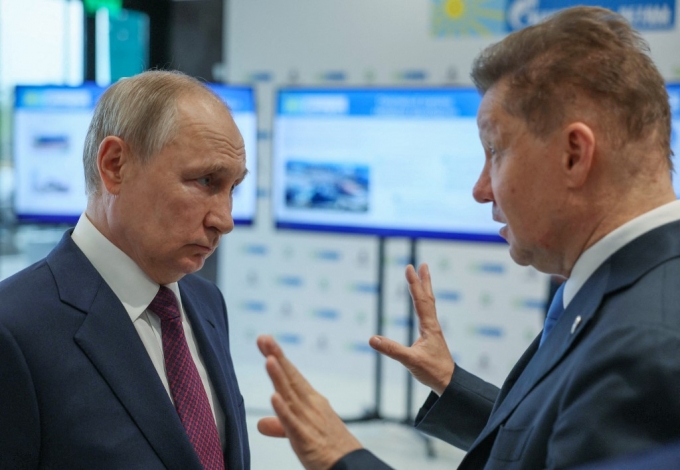러시아의 국영 가스 기업인 가스프롬이 24년 만에 처음으로 대규모 적자를 냈다. 푸틴과 그의 최측근으로 알려진 알렉세이 밀러 가스프롬 최고경영자(CEO)가 대화하는 모습. /AFPBBNews=뉴스1