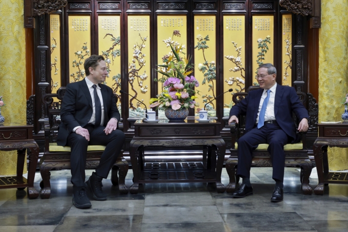 지난달 28일 리창 중국 총리를 만나고 있는 일론 머스크 테슬라 CEO(왼쪽). /AP=뉴시스.