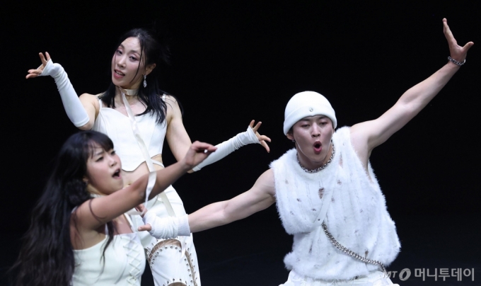 [서울=뉴시스] 2일(현지시각) 프랑스 파리 샤틀레 극장에서 2024 파리 코리아시즌 개막공연 어번 펄스 업라이징(Urban Pulse Uprising)이 펼쳐지고 있다. 이번 공연은 파리올림픽이 브레이킹을 정식 종목으로 채택한 것을 계기로, 한국의 댄서이자 안무가 리아킴이 이끄는 원밀리언(1MILLION)과 프랑스의 포케몬 크루(Pockemon Crew) 간의 경연 형식으로 진행됐다. (사진=문화체육관광부 제공) 2024.05.03. photo@newsis.com *재판매 및 DB 금지 /사진=류현주