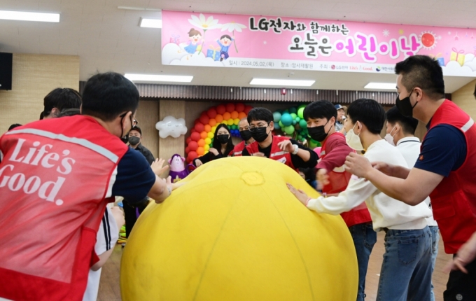 LG전자 임직원들이 지난 2일 서울시 강동구에 위치한 암사재활원에서 열린 '오늘은 어린이날' 행사에서 장애 아동 및 청소년들과 함께 작은 운동회에 참여하고 있다. LG전자는 지난 2014년부터 10년째 암사재활원과 인연을 이어오고 있다.  /사진제공=LG전자