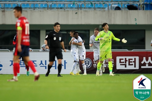 인천유나이티드의 골 세리머니(흰색 유니폼). /사진=한국프로축구연맹 제공