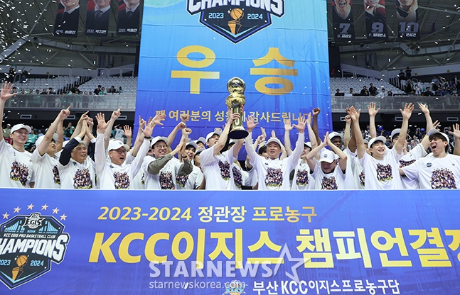 우승 세리머니를 펼치는 부산 KCC 선수들. /사진=김진경 대기자