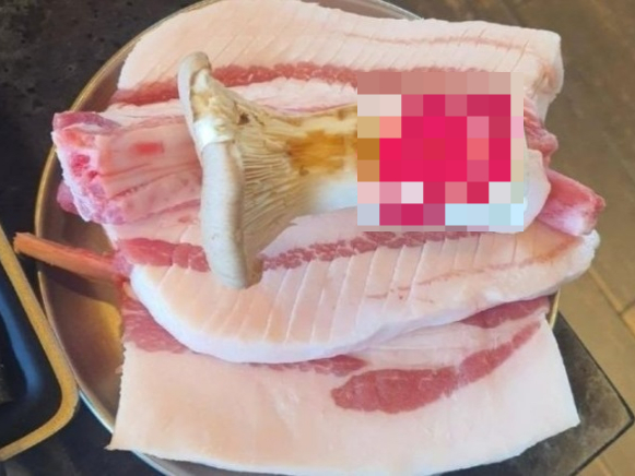한 누리꾼이 제주도의 고깃집에서 먹은 특수부위 고기에 너무 많은 비계가 있었다고 주장하며 온라인 커뮤니티에 공유한 사진. /사진=보배드림 캡처 