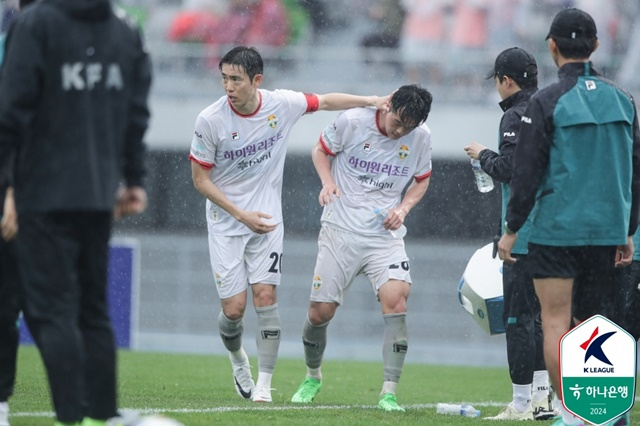조진혁(오른쪽에서 세 번째)의 골 세리머니. /사진=한국프로축구연맹 제공