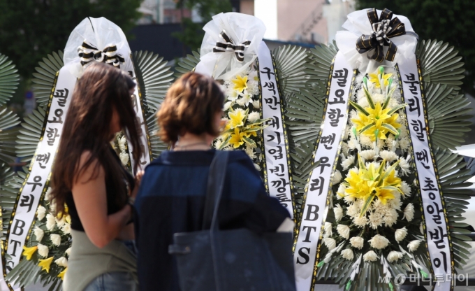지난 3일 방탄소년단(BTS) 팬들이 서울 용산구 하이브 사옥 앞에 근조화환을 보낸 모습. BTS 팬들은 그룹에 대한 여러 의혹이 불거지는 가운데, 소속사의 대응에 불만을 표하기 위해 이 같은 행동에 나섰다. /사진=뉴시스 