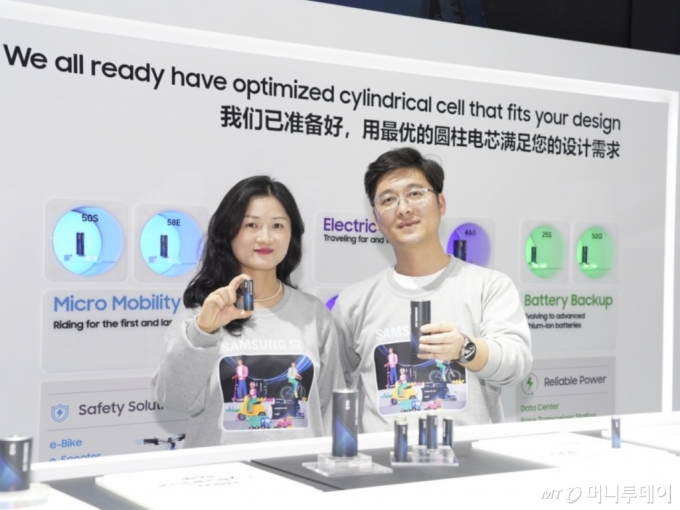 삼성SDI의 임직원이 5일 중국 상해에서 개최된 '차이나 사이클 쇼 2024'에서 원통형 배터리 제품을 소개하고 있다./사진제공=삼성SDI