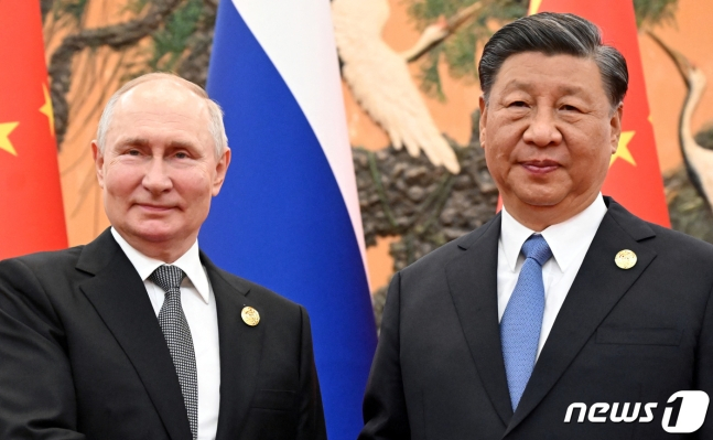 제3회 일대일로 세계협력 정상포럼에 참석하기 위해 베이징을 찾은블라디미르 푸틴 러시아 대통령(왼쪽)이 시진핑 중국 국가 주석과 함께 18일(현지시간) 행사에 참석하고 있다. 2023.10.18 ⓒ 로이터=뉴스1 