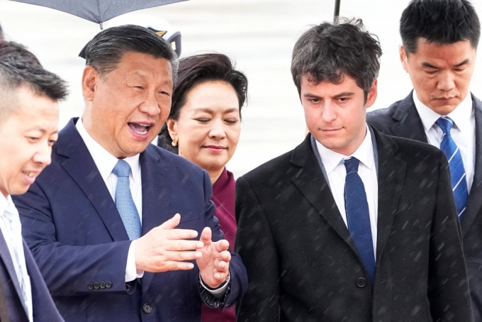 시진핑 중국 국가주석이 5일(현지시간) 파리 오를리 공항에 도착해 가브리엘 아탈 프랑스 총리의 영접을 받고 있다. /사진= 뉴스1 