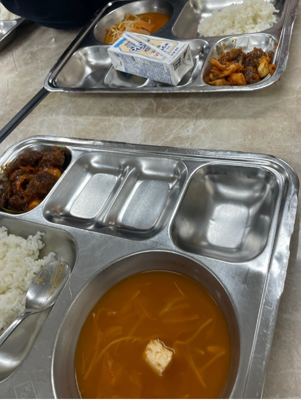 서울 서초구 한 중학교에서 제공한 급식 모습/사진 출처=서초구 한 맘카페 