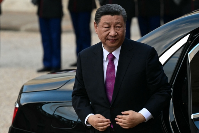 시진핑 중국 국가주석이 6일(현지시간) 파리 엘리제 궁에서 열린 국빈 만찬에 도착을 하고 있다. 2024.05.07  /AFPBBNews=뉴스1