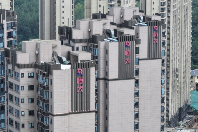 지난해 8월18일(현지시간) 중국 장쑤성 난징의 주거용 건물에 헝다 로고가 보인다. /AFPBBNews=뉴스1
