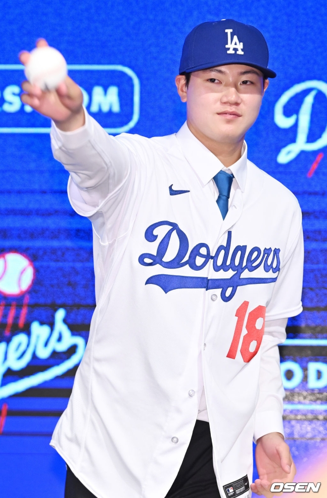 장현석이 지난해 8월 서울 드래곤시티 호텔에서 열린 LA 다저스 기자회견에서 포즈를 취하고 있다. 
