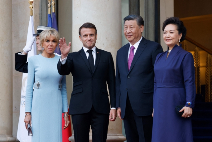 시진핑 중국 국가주석과 부인 펑리위안 여사가 6일(현지시간) 파리 엘리제 궁에서 열린 에마뉘엘 마크롱 프랑스 대통령, 부인 브리지트 여사와 국빈 만찬에 도착해 포즈를 취하고 있다. 2024.05.07  /AFPBBNews=뉴스1
