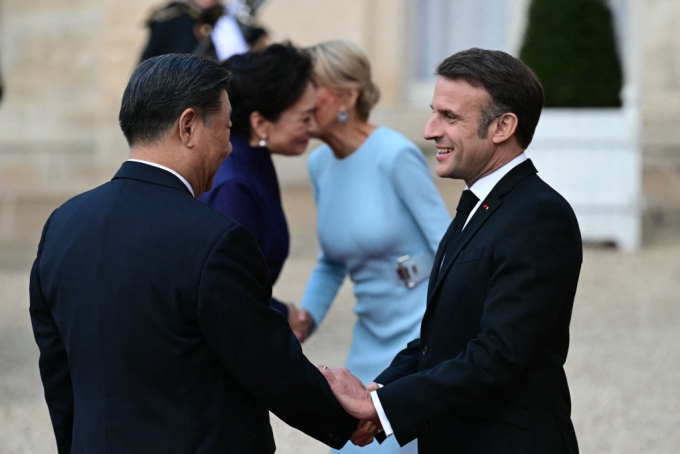 시진핑 중국 국가주석과 부인 펑리위안 여사가 6일(현지시간) 파리 엘리제 궁에서 열린 국빈 만찬에 도착해 애마뉘엘 마크롱 프랑스 대통령, 부인 브리지트 여사의 환영을 받고 있다. 2024.05.07  /AFPBBNews=뉴스1