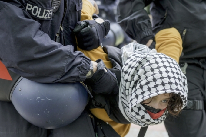  7일 화요일 독일 베를린에 위치한 베를린 자유대학교에서 친팔레스타인 시위 중 한 여성이 경찰관에 의해 연행되고 있다.  /AP=뉴시스