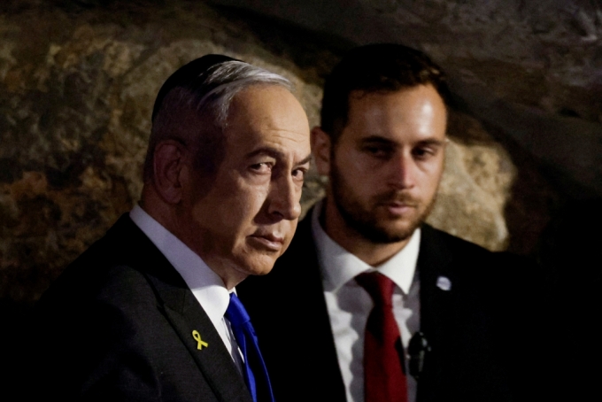 베냐민 네타냐후 이스라엘 총리(왼쪽)가 6일(현지시간) 예루살렘에서 열린 홀로코스트(독일 나치의 유대인 학살) 추모의 날 행사에 참석하고 있다./로이터=뉴스1