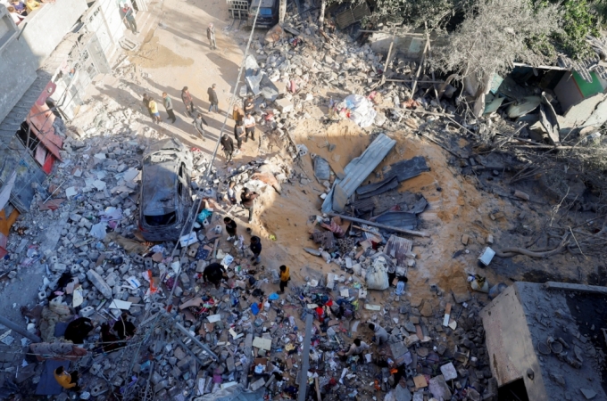 8일(현지시간) 팔레스타인 가자 지구 라파 내 주택이 이스라엘 공습을 받아 폭파된 현장 모습./로이터=뉴스1