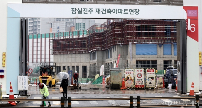 [서울=뉴시스] 정병혁 기자 = 사진은 24일 서울 종로구 북악산에서 바라본 도심 아파트의 모습. 