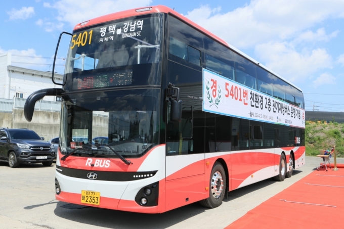 2층 전기버스인 5401번 광역버스 모습./사진제공=평택시