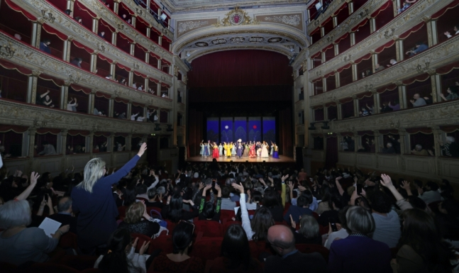 '세자의 꿈' 공연 직후 환호하는 이탈리아 관객들.