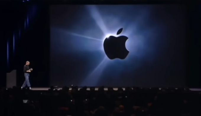 스티브 잡스 애플 CEO가 2007년 1월 9일 샌프란시스코 모스콘센터의 맥월드 2007 컨벤션에서 아이폰 1세대 공개를 위해 무대로 들어서고 있다./사진제공=발표 장면 유튜브 캡쳐