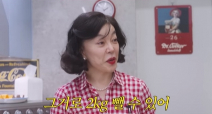 배우 최화정(62)이 19년째 같은 체중을 유지한 비결로 오이를 꼽았다. 김밥에 오이만 넣어 먹어도 2㎏을 뺄 수 있다고 주장했다. /사진=최화정 유튜브 채널