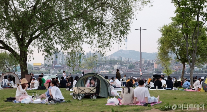 지난달 28일 저녁 서울 한강공원을 찾은 시민들. 기사 내용과는 관계 없음 /사진=뉴스1