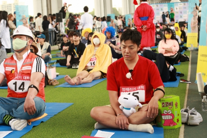 방송인 강남(오른쪽)이 지난해 서울 서초구 잠수교에서 열린 '2023 한강 멍 때리기 대회'에서 앉아 있다/사진제공=서울시
