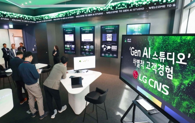 우정사업본부 직원들이 LG CNS 'Gen AI 스튜디오' 투어에 참여해 LG CNS의 생성형AI PoC 우수사례, 솔루션 관련 설명을 듣고 있는 모습. / 사진제공=LG CNS