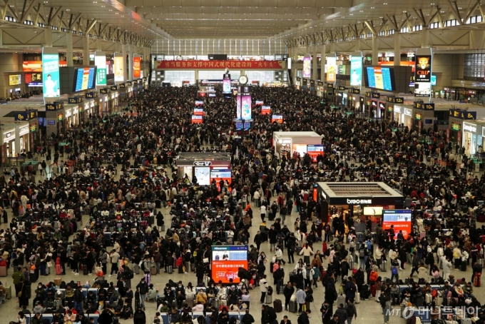 중국 최대 명절 '춘절'(설날)을 앞둔 지난 2월 5일 상하이 홍차오 기차역에서 기차를 기다리는 이들이 인산인해를 이루고 있다.  ⓒ 로이터=뉴스1 
