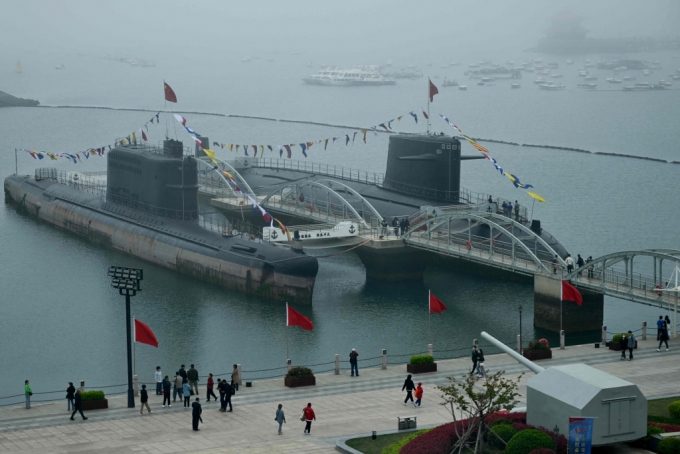 중국 인민해방군 해군이 23일 창립 75주년 미디어데이를 맞아 칭다오 해군박물관에 전시된 두척의 잠수함을 일반에 공개하고 있다. 2024.04.23 /AFPBBNews=뉴스1