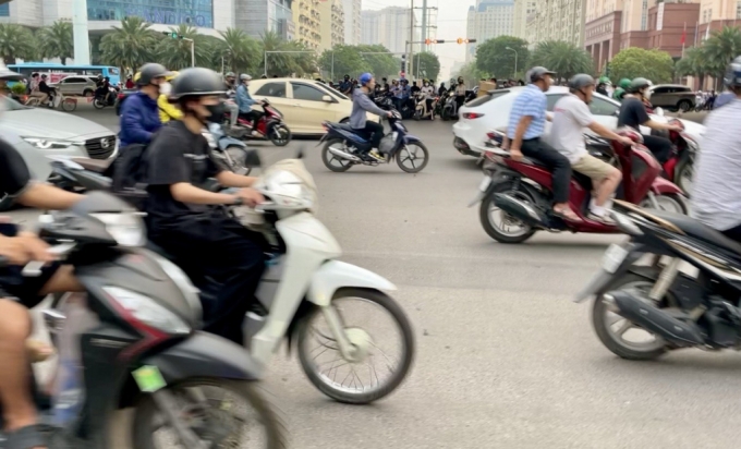 베트남 하노이 시내를 달리는 오토바이 행렬/사진=김성휘 기자