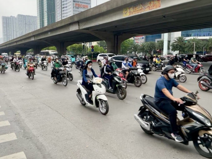 베트남 하노이 시내를 달리는 오토바이 행렬/사진=김성휘 기자