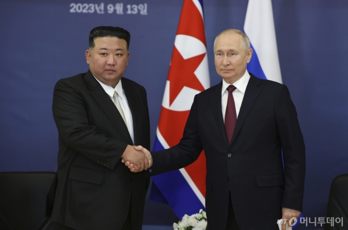 블라디미르 푸틴 러시아 대통령(오른쪽)과 김정은 북한 국무위원장이 지난해 9월 러시아 동부 블라고베셴스크에서 약 200㎞ 떨어진 치올코프스키시 외곽 보스토치니 우주기지에서 만나 악수하고 있는 모습. / 사진=뉴시스